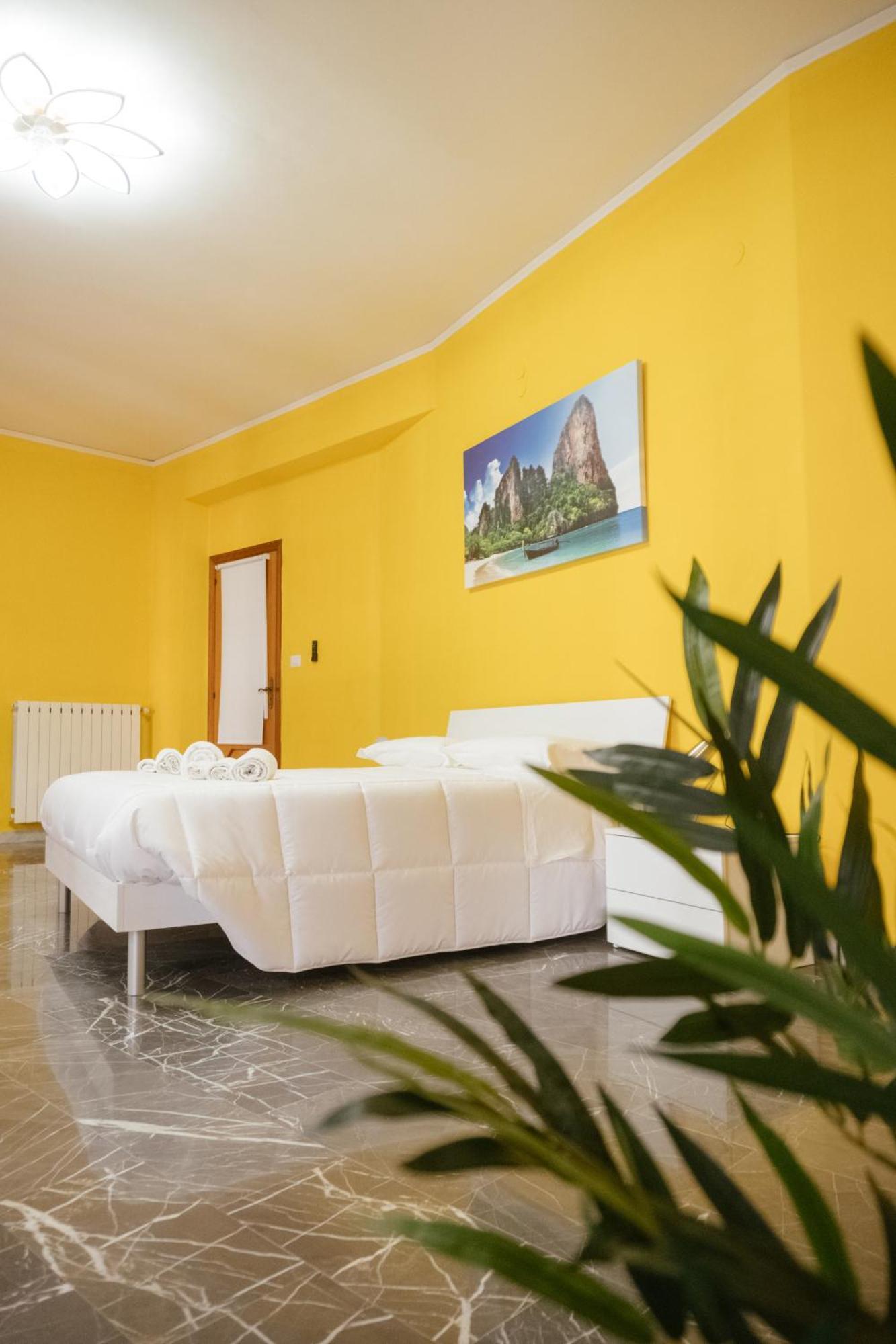 Domus Aurea Relax Room Салерно Екстериор снимка